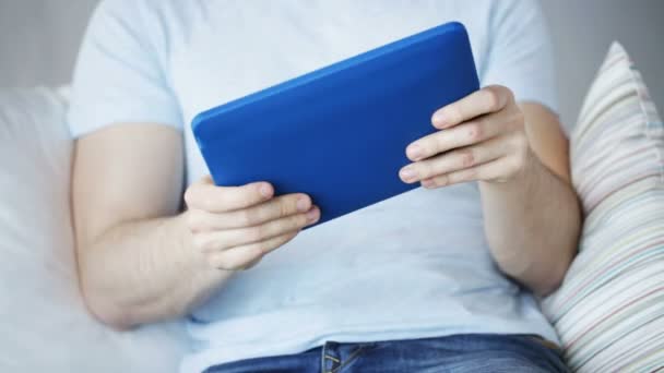 Zbliżenie mężczyzna gra na komputer typu tablet w domu — Wideo stockowe