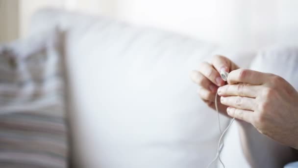 Primer plano del hombre con la PC tableta y auriculares — Vídeos de Stock