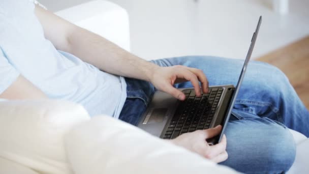 Primer plano del hombre escribiendo en el ordenador portátil en casa — Vídeo de stock