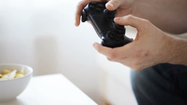 Крупным планом руки человека, играющего в видеоигру дома — стоковое видео
