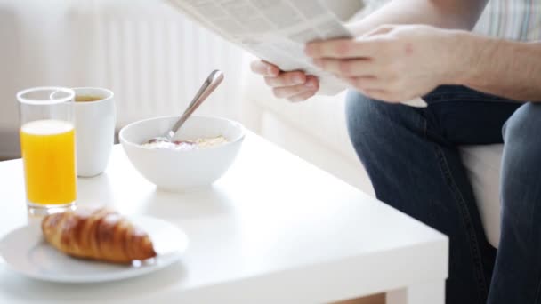 Närbild på mannen med tidningen med frukost — Stockvideo