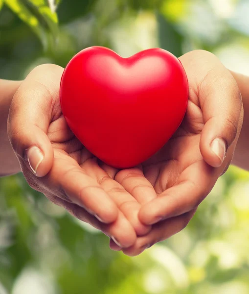 Mujeres con las manos vacías mostrando el corazón rojo — Foto de Stock