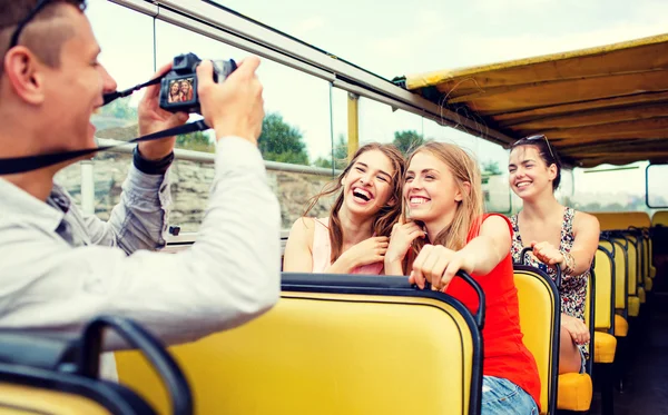 Amis rieurs avec caméra voyageant en bus de tournée — Photo