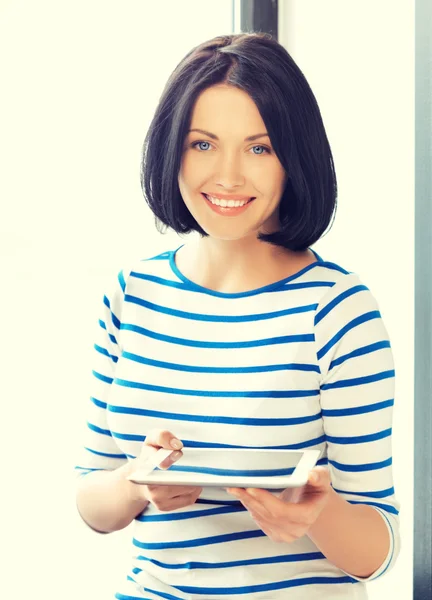 Gelukkig tienermeisje met tablet pc-computer — Stockfoto