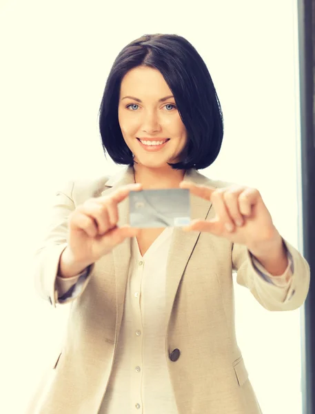 Happy woman with credit card — Stock Photo, Image