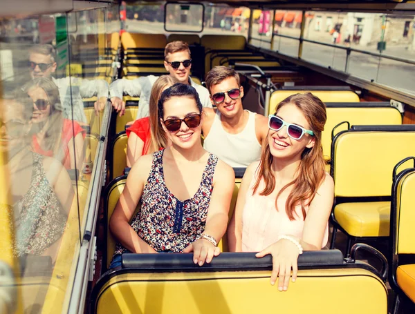 Grupp leende vänner resa buss — Stockfoto