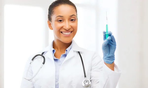 Africano médico segurando seringa com injeção — Fotografia de Stock