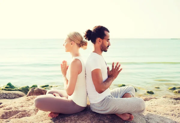 Glimlachend paar oefeningen maken yoga buiten — Stockfoto