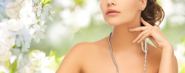 Mujer con pendientes de perlas y collar — Foto de Stock