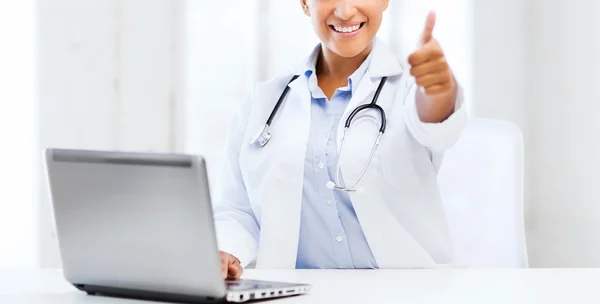 Médico femenino con PC portátil —  Fotos de Stock