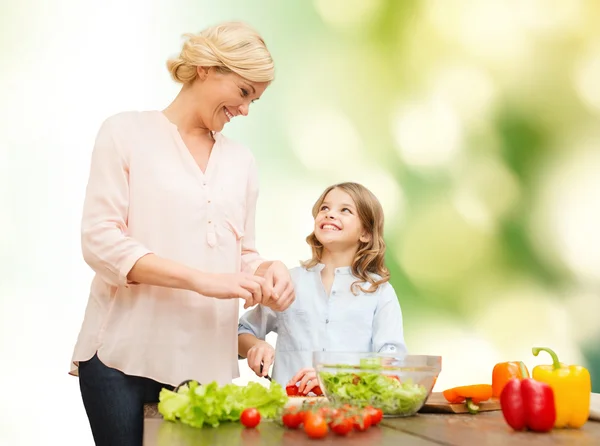 Glückliche Familie kocht Gemüsesalat zum Abendessen — Stockfoto