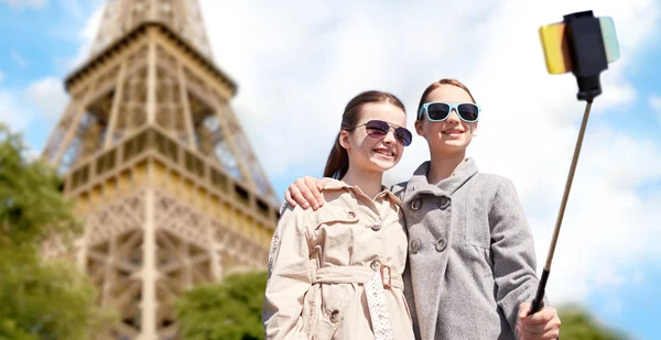 Gadis dengan smartphone selfie tongkat di menara eiffel — Stok Foto