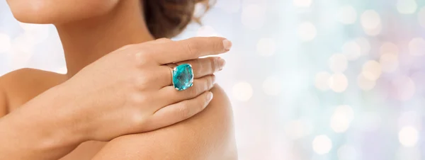 Primer plano de la mujer con anillo de cóctel en la mano — Foto de Stock