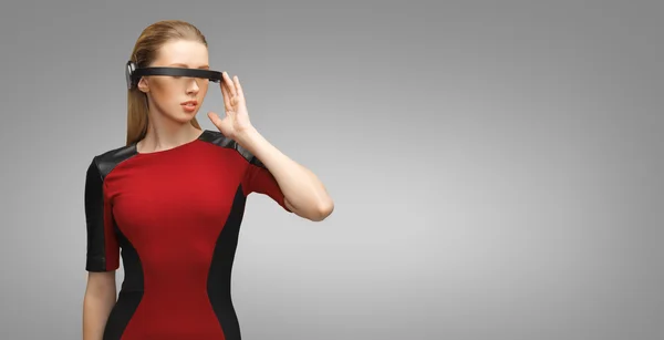 Mujer con gafas 3D futuristas — Foto de Stock