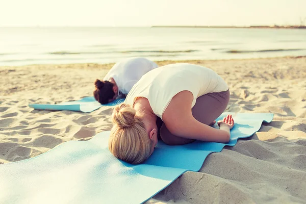 Close up van paar maken van yoga oefeningen buiten — Stockfoto