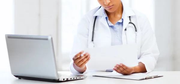 Médico femenino con PC portátil — Foto de Stock