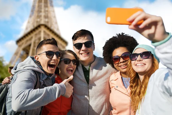 Lachende vrienden nemen selfie met smartphone — Stockfoto