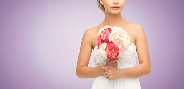 Sposa o donna con mazzo di fiori — Foto Stock