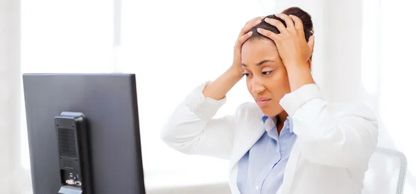 Mulher africana estressada com computador — Fotografia de Stock