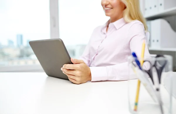Mujer de negocios sonriente o estudiante con tableta pc — Foto de Stock