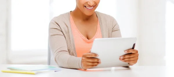 Usměvavá studentka s počítači tablet pc — Stock fotografie