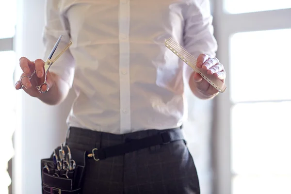 Close up of male stylist with scissors at salon — Stock Photo, Image