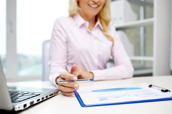 Souriant femme d'affaires lecture de documents dans le bureau — Photo