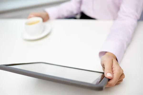 Close up van zakenvrouw handen met tablet pc — Stockfoto