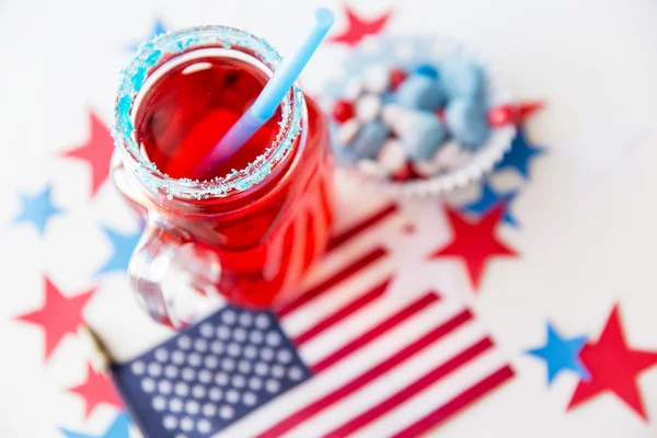 Saftglas und amerikanische Flagge am Unabhängigkeitstag — Stockfoto