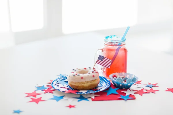 甜甜圈与果汁和糖果独立日 — 图库照片