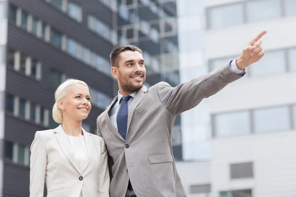 Uśmiechający się przedsiębiorców stojących na budynek biurowy — Zdjęcie stockowe