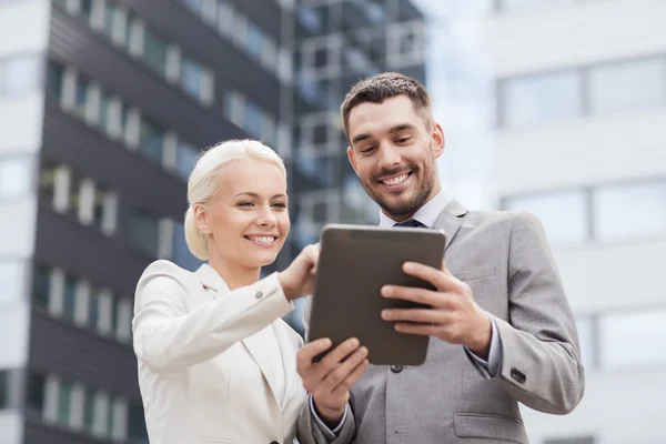 Hombres de negocios sonrientes con tableta pc al aire libre — Foto de Stock