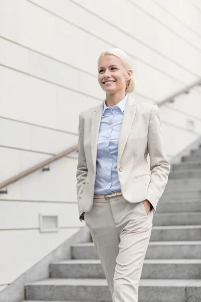 Joven mujer de negocios sonriente bajando escaleras —  Fotos de Stock