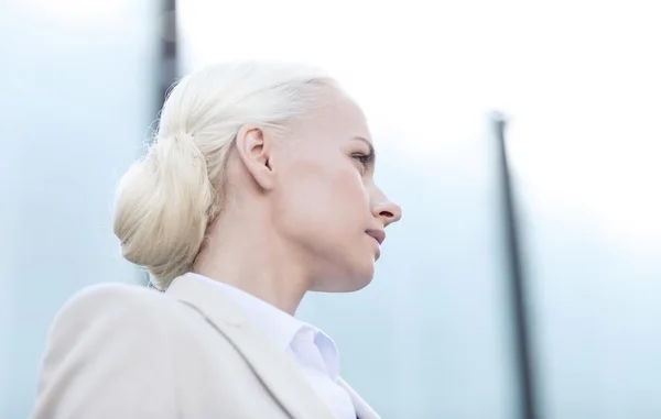 Young businesswoman over office building — Stock Photo, Image