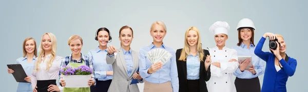 Mujer sosteniendo dinero sobre trabajadores profesionales — Foto de Stock