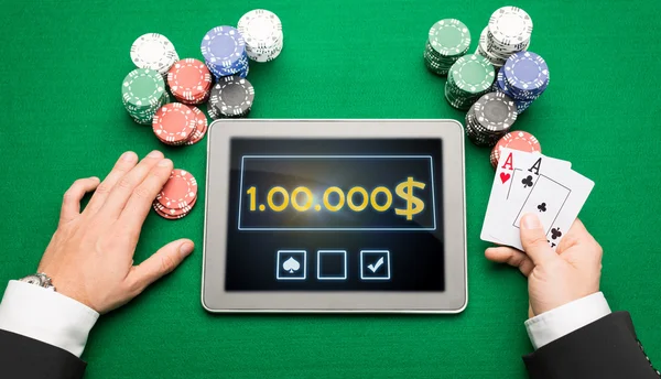 Joueur de poker casino avec cartes, tablette et jetons — Photo