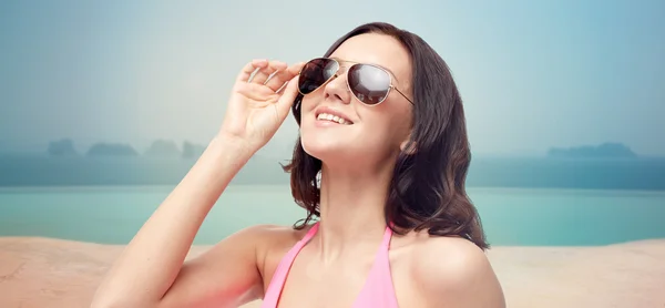 Mulher feliz em óculos de sol e maiô — Fotografia de Stock