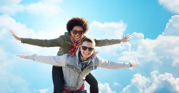 Счастливая пара подростков в тени весело провести время на открытом воздухе — стоковое фото