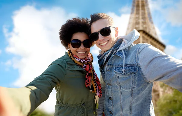 Λήψη ευτυχισμένο ζευγάρι selfie πάνω από τον πύργο του Άιφελ — Φωτογραφία Αρχείου