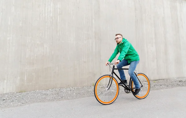 Felice giovane hipster uomo guida bici a scatto fisso — Foto Stock
