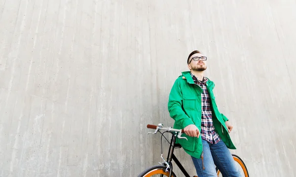 Glücklicher junger Hipster-Mann mit festem Gang — Stockfoto