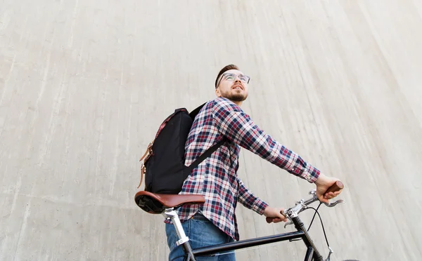 Hipster hombre con bicicleta de engranaje fijo y mochila —  Fotos de Stock