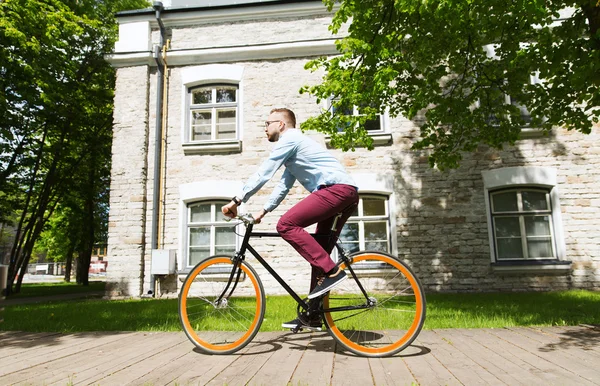 Glücklicher junger Hipster-Mann fährt Fahrrad mit festem Gang — Stockfoto