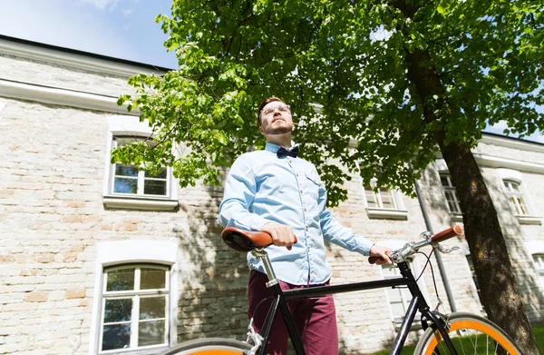 Feliz jovem hipster homem equitação fixo engrenagem bicicleta — Fotografia de Stock