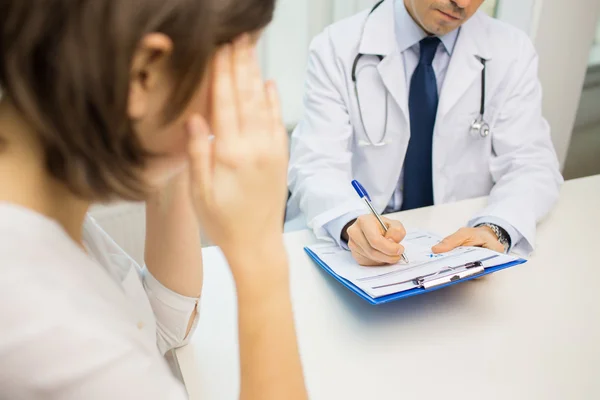 Primer plano de la reunión del médico y la mujer en el hospital — Foto de Stock