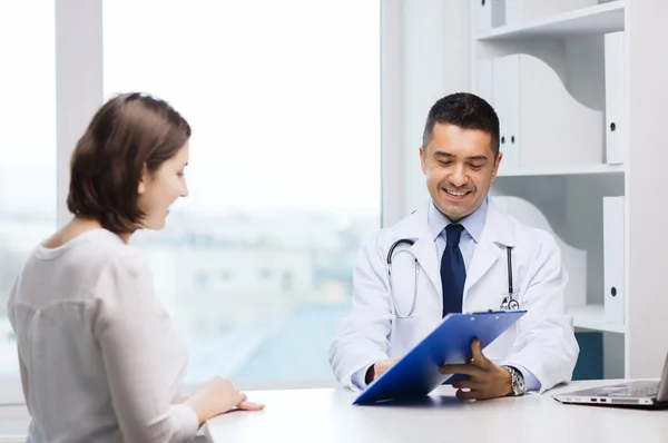 Smiling doctor and young woman meeting at hospital — Stock Photo, Image