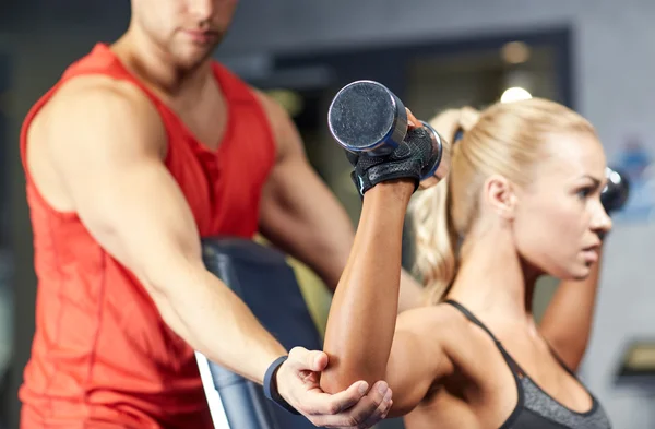 Hombre y mujer con mancuernas en el gimnasio — Foto de Stock