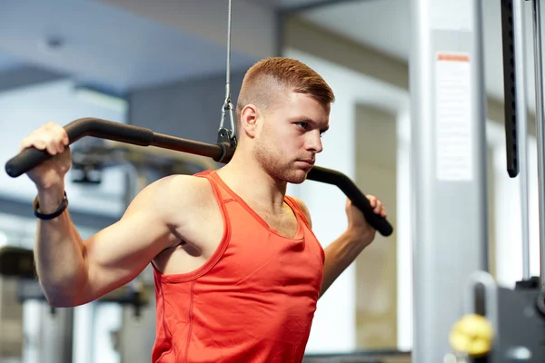 Man buigen op kabel machine fitnessruimte spieren — Stockfoto