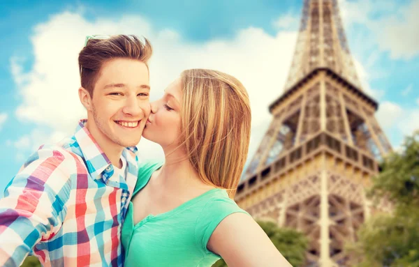 Happy couple taking selfie over eiffel tower — Stock Photo, Image