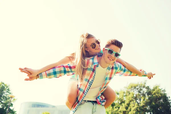 Couple souriant s'amuser dans le parc — Photo